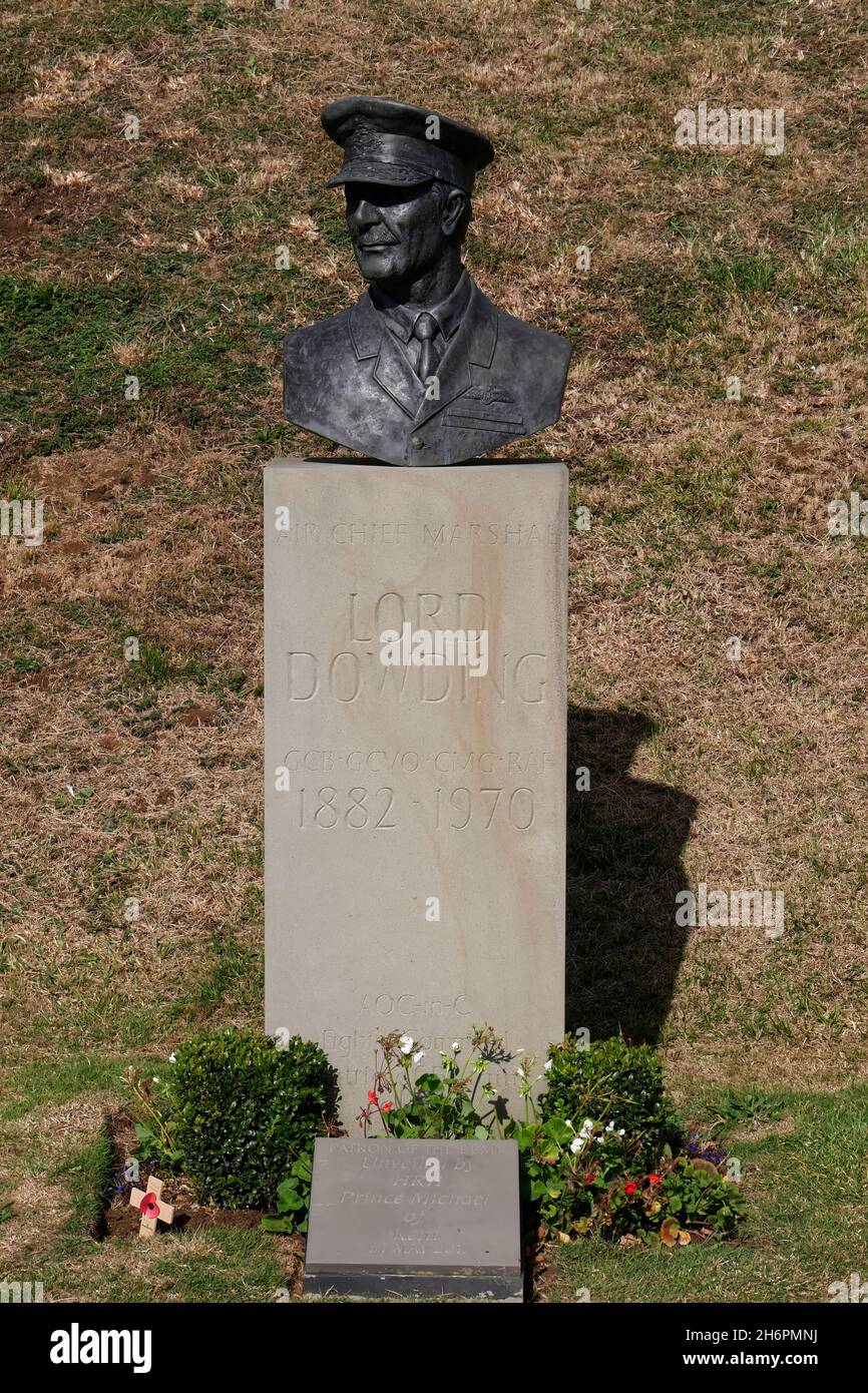 Busto di Lord Dowding, capo del comando dei combattenti, Battle of Britain Memorial, Capel-le-Ferne, vicino Folkestone, Kent, Inghilterra Foto Stock