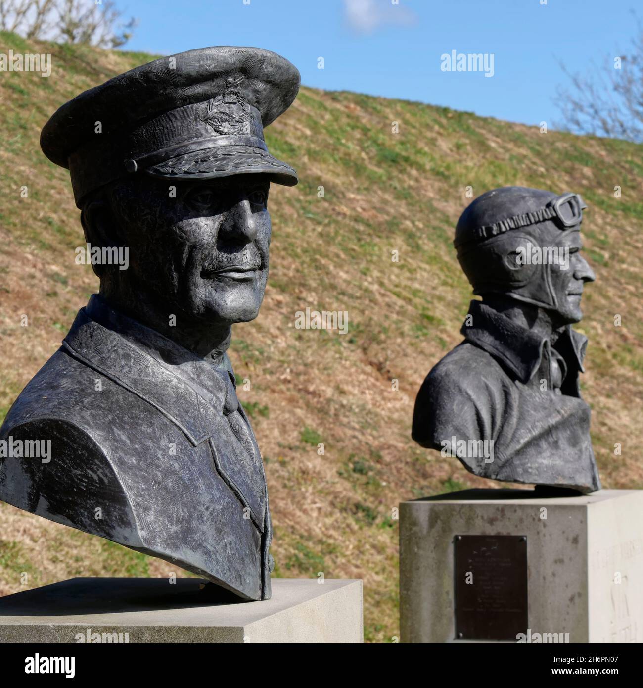 Busts of Lord Dowding e Sir Keith Park, Battle of Britain Memorial, Capel-le-Ferne, vicino Folkestone, Kent, Inghilterra Foto Stock