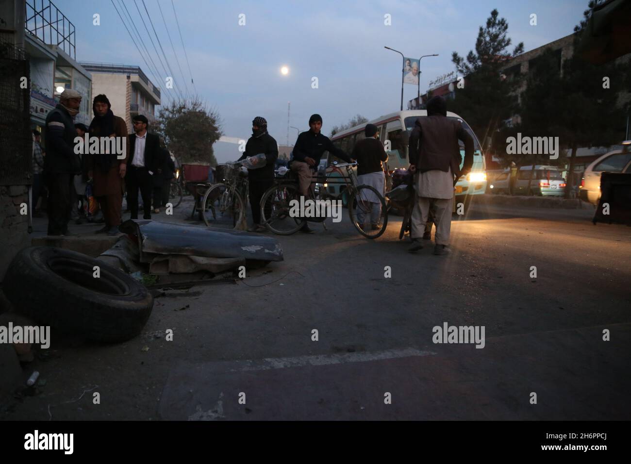 Kabul, Afghanistan. 17 novembre 2021. Il sito di un'esplosione si trova a Kabul, Afghanistan, 17 novembre 2021. Almeno un civile è stato ucciso e sei altri sono stati feriti in esplosioni gemelle nella parte occidentale di Kabul, capitale dell'Afghanistan mercoledì, un funzionario confermato. Credit: Kabir/Xinhua/Alamy Live News Foto Stock