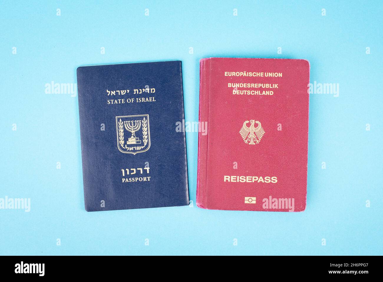 Passaporto israeliano e tedesco, documenti di viaggio, carta d'identità, cittadinanza Foto Stock
