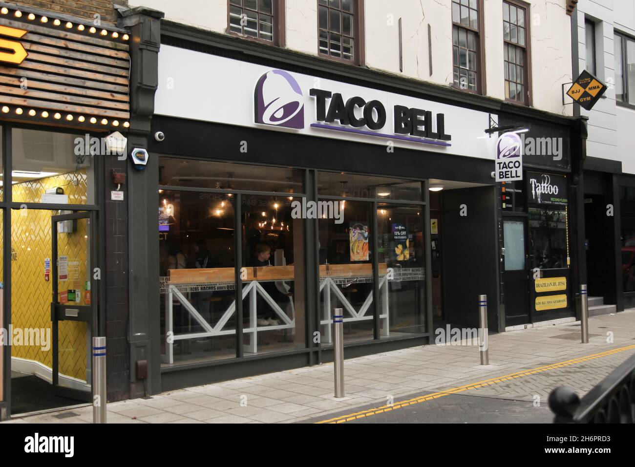 Taco Bell Ristorante fast food messicano nel centro città di Woking 2021, di giorno, Chertsey Road, Woking, Surrey, Inghilterra, Regno Unito Foto Stock