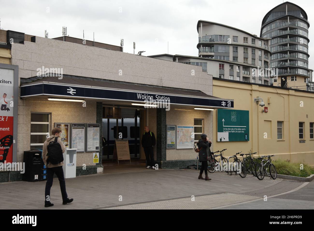 Stazione ferroviaria di Woking High Street, centro città di Woking, Surrey, Inghilterra, Regno Unito, 2021 Foto Stock