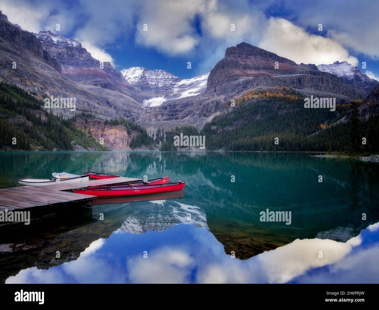 Il lago di O'hara con red canoe. Parco Nazionale di Yoho, Opabin altopiano, British Columbia, Canada Foto Stock