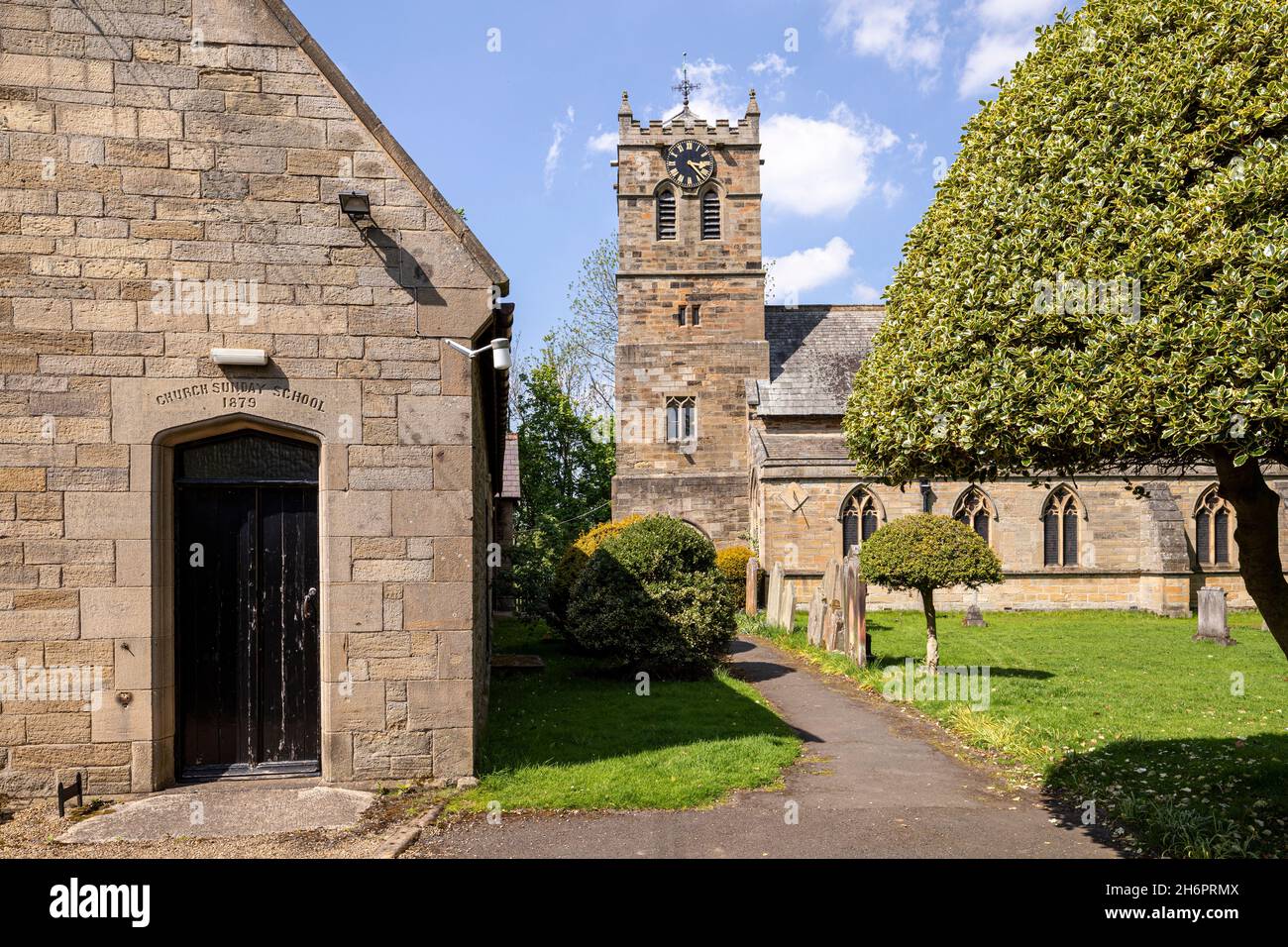 Chiesa di St Cuthberts e Sala della Scuola Domenica nel villaggio montano di Allendale Town sulle Pennines, Northumberland Regno Unito Foto Stock