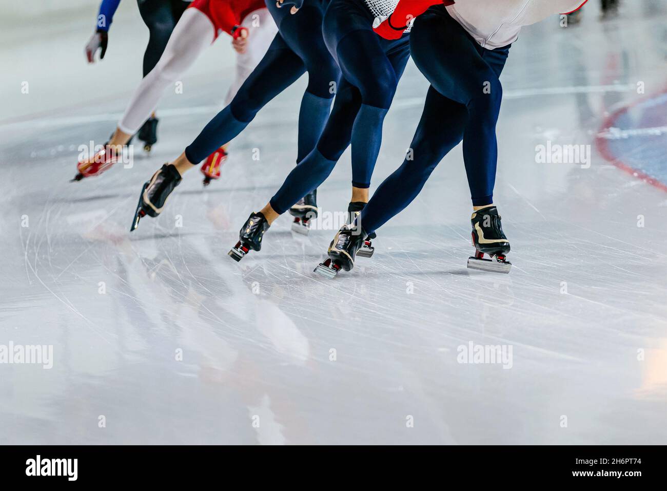 gli atleti di gruppo velocizzano gli skater a partire dalla competizione Foto Stock