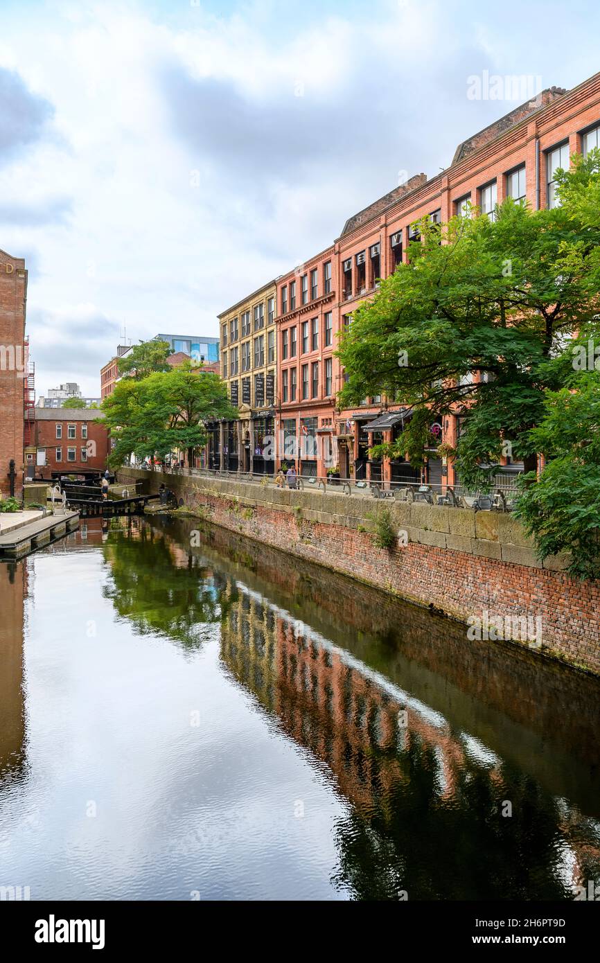 Il canale di Rochdale corre lungo Canal Street nel Villaggio Gay di Manchester. Sulla sinistra si trova il blocco 86, (numerato 87 sulla mappa). Foto Stock
