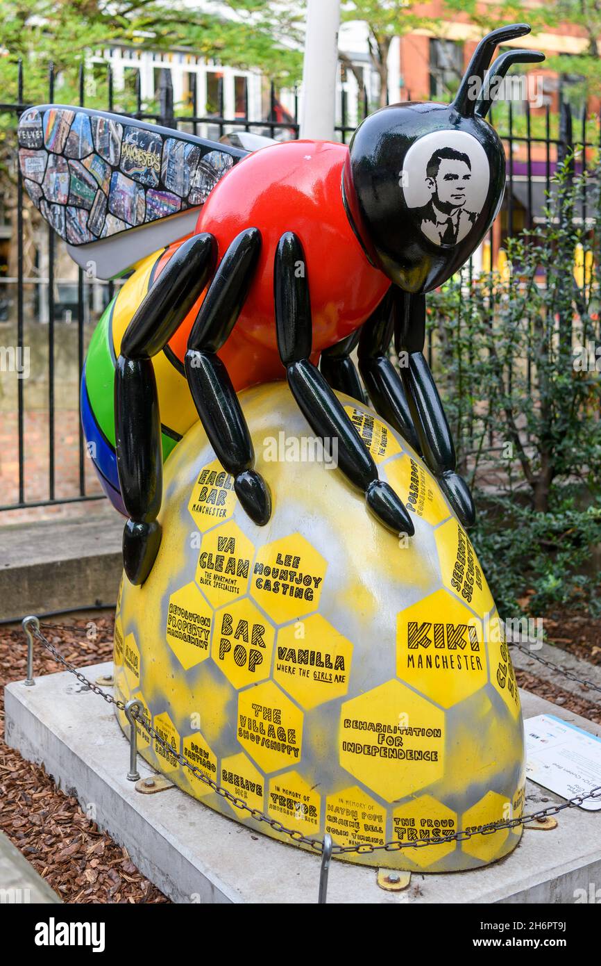 La scultura 'LGBTQ+ Queen Bee' dedicata alla scultura Alan Turing è stata progettata e decorata da CJTaylord Art Canal Street nel Gay Village di Manchester. Foto Stock