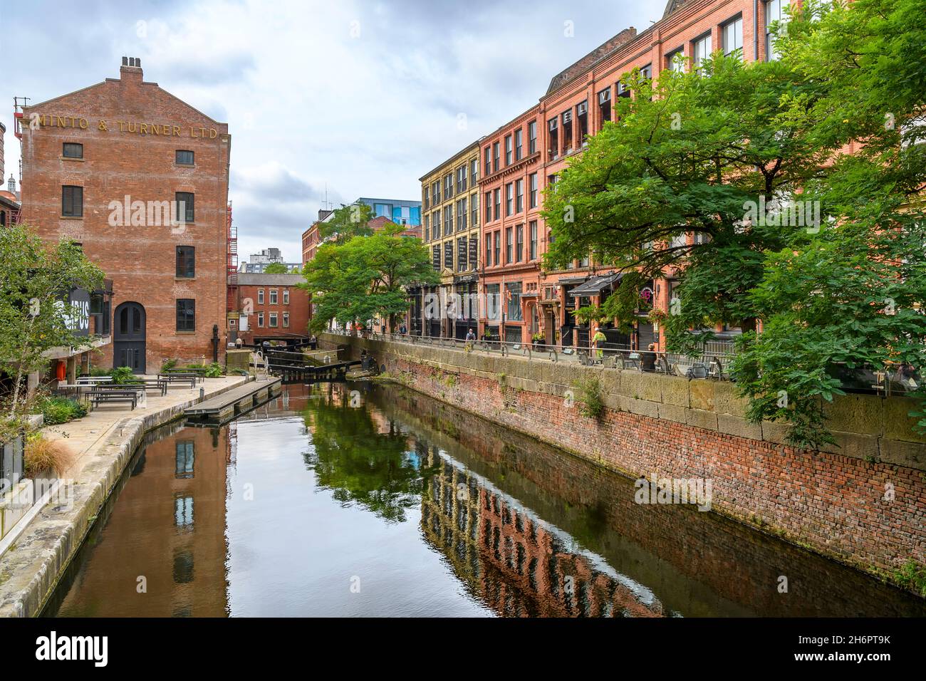 Il canale di Rochdale corre lungo Canal Street nel Villaggio Gay di Manchester. Sulla sinistra si trova il blocco 86, (numerato 87 sulla mappa). Foto Stock