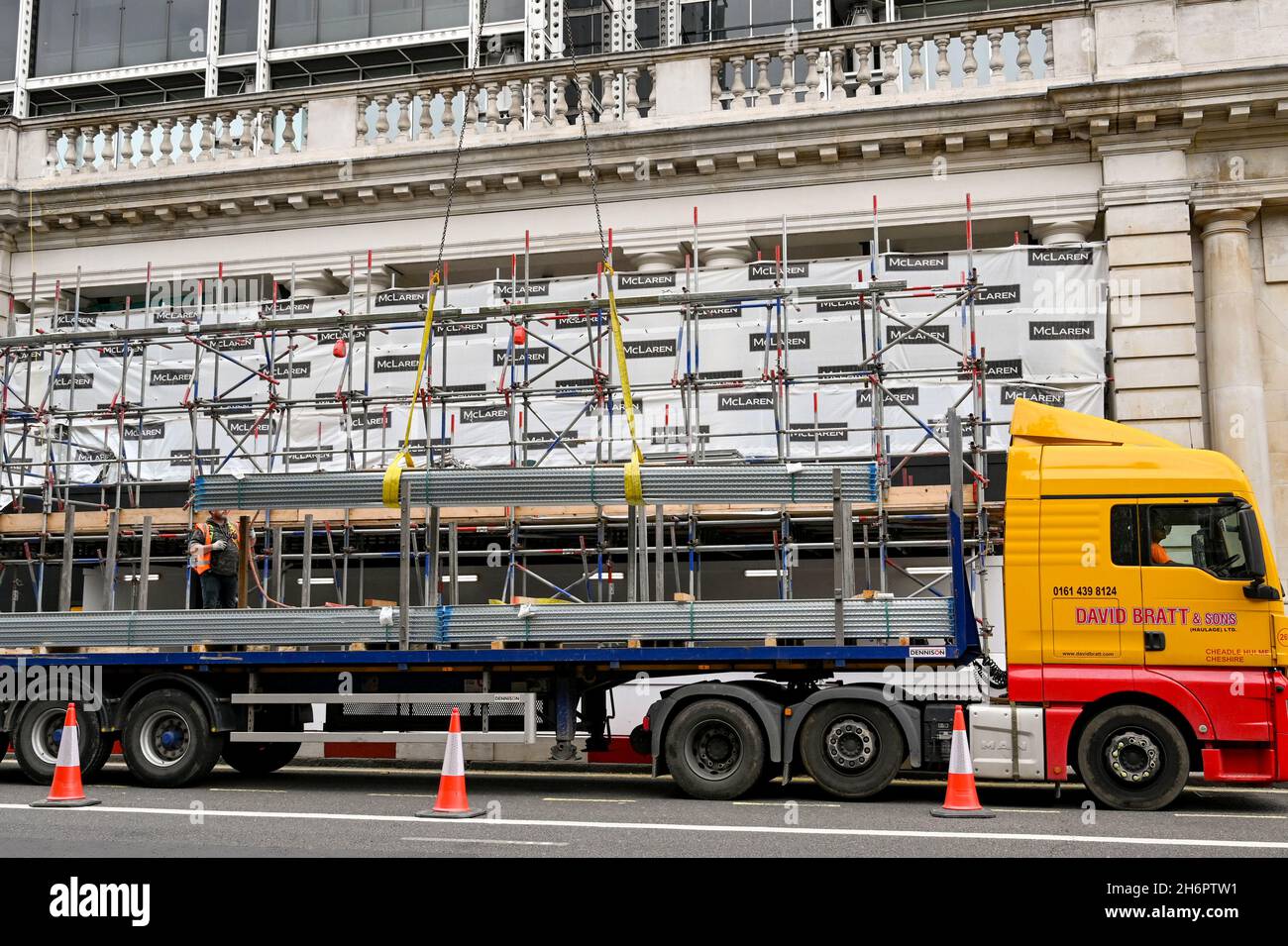 Londra, Inghilterra - Agosto 2021: Carico di materiali da costruzione in acciaio che viene sollevato mediante gru dal retro di un autocarro articolato. Foto Stock