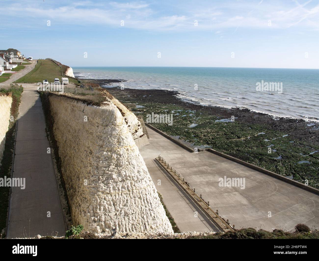 Chalk cliffs, che si affaccia sul Canale della Manica a Peacehaven, East Sussex Foto Stock