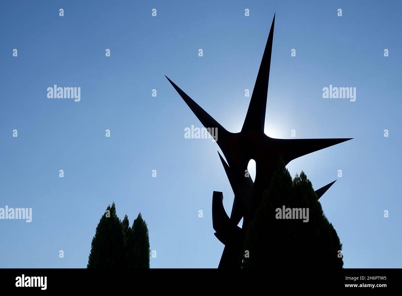 Atarfe, Spagna; Novembre-08, 2021: Monumento a Concord situato in una rotatoria nella città di Granada di Atarfe (Spagna) e fatto di acciaio Foto Stock