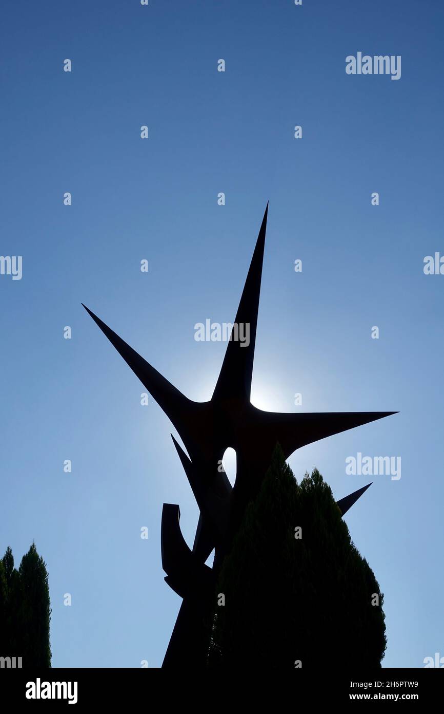 Atarfe, Spagna; Novembre-08, 2021: Monumento a Concord situato in una rotatoria nella città di Granada di Atarfe (Spagna) e fatto di acciaio Foto Stock