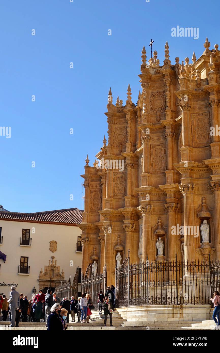 Guadix, Spagna; novembre-14, 2021: Persone di età diversa, alcune con maschere, fuori di uno degli ingressi alla Cattedrale di Guadix (Spagna) Foto Stock