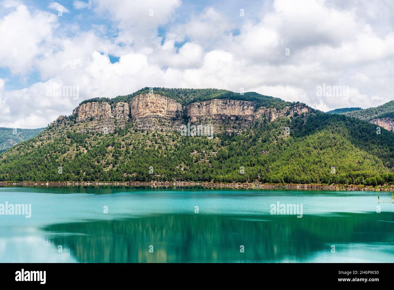 Acque calme sul bacino idrico di Arenos a Puebla de Arenoso e Montanejos, Castellon, Terra di Valencia, Spagna Foto Stock