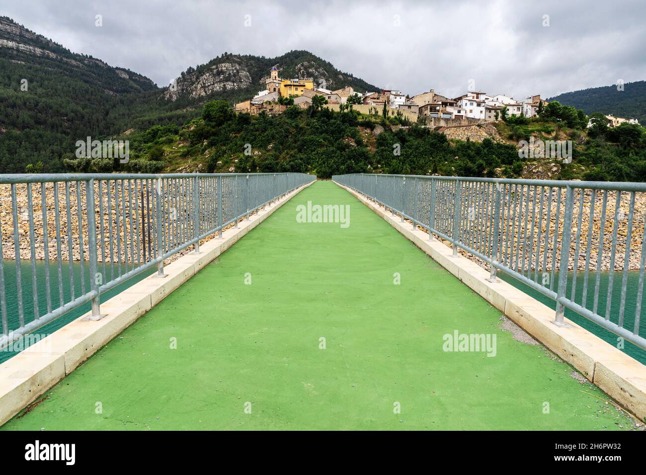 Ponte sospeso sul fiume Mijares a Puebla de Arenoso e Montanejos, Castellon, Terra di Valencia, Spagna Foto Stock