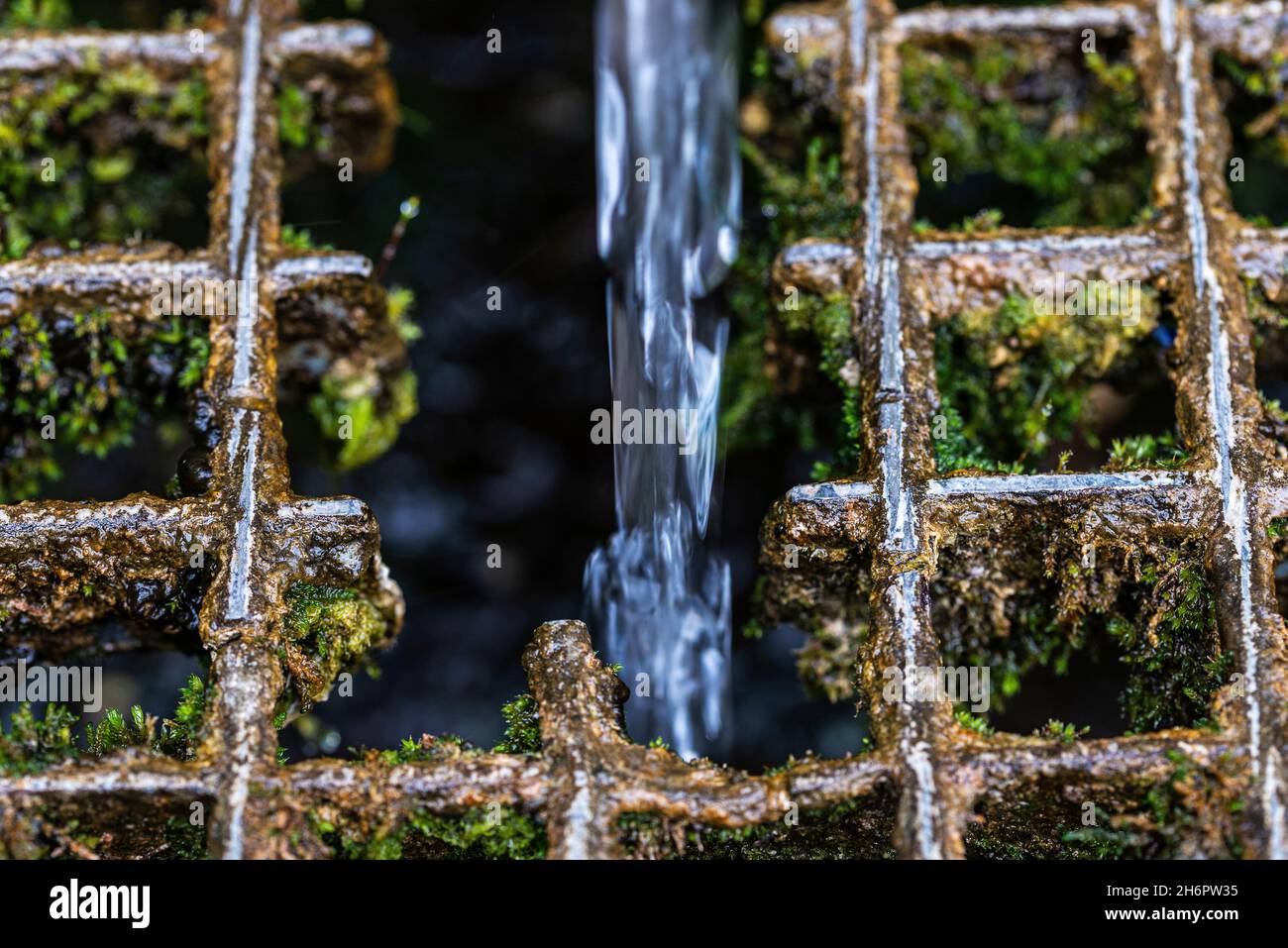 Spira d'acqua di una vecchia fontana a Montanejos, Castellon, Terra di Valencia, Spagna Foto Stock