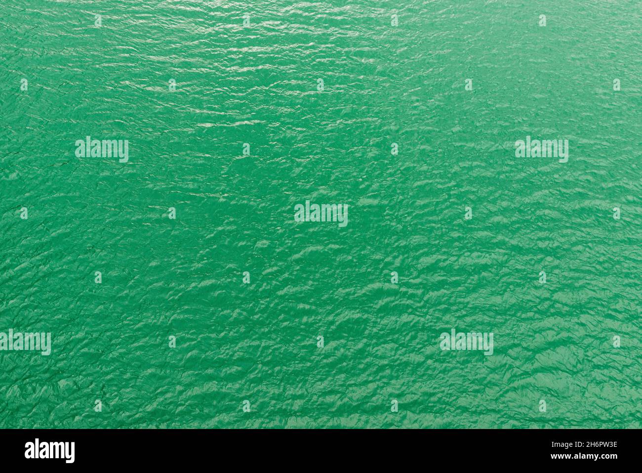 Calme acque verdi come sfondo sul bacino di Arenos a Puebla de Arenoso e Montanejos, Castellon, Terra di Valencia, Spagna Foto Stock