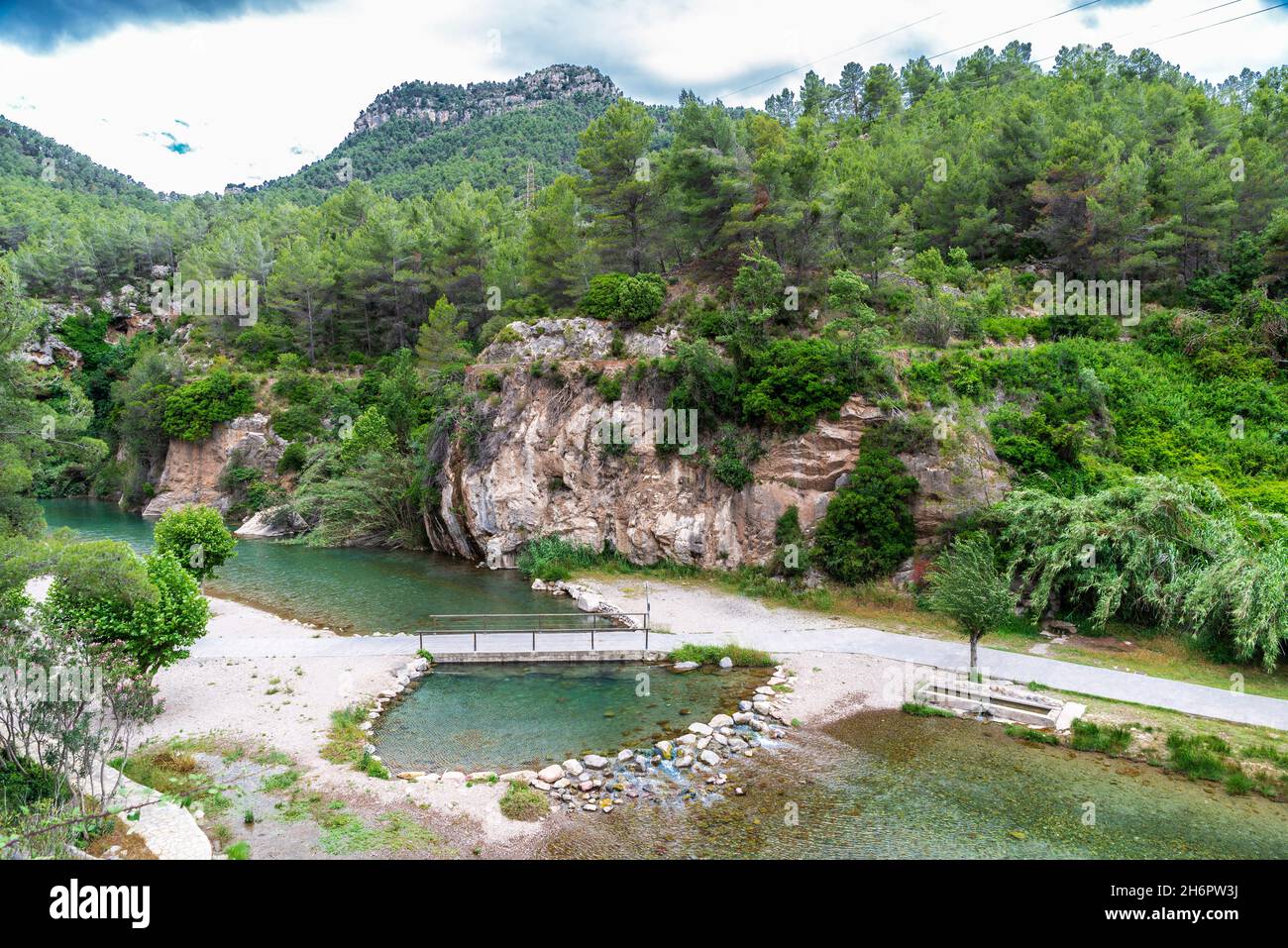 Fuente de los Baños, fontana di acque termali nel fiume Mijares a Montanejos, Castellon, Terra di Valencia, Spagna Foto Stock