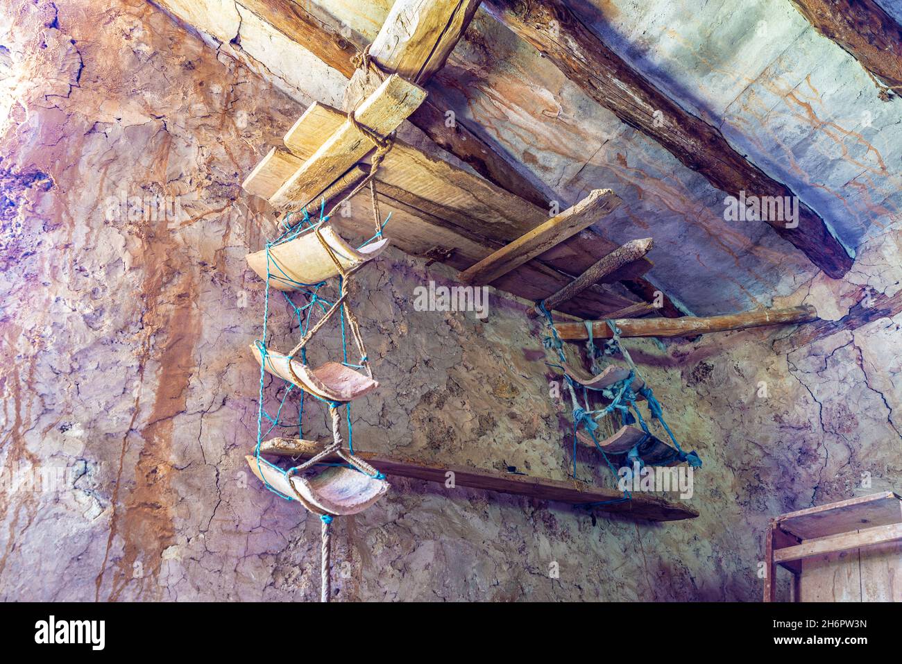 Le mattonelle annodate che formano una mensola in un interno di una vecchia casa abbandonata a Montanejos, Castellon, terra di Valencia, Spagna Foto Stock