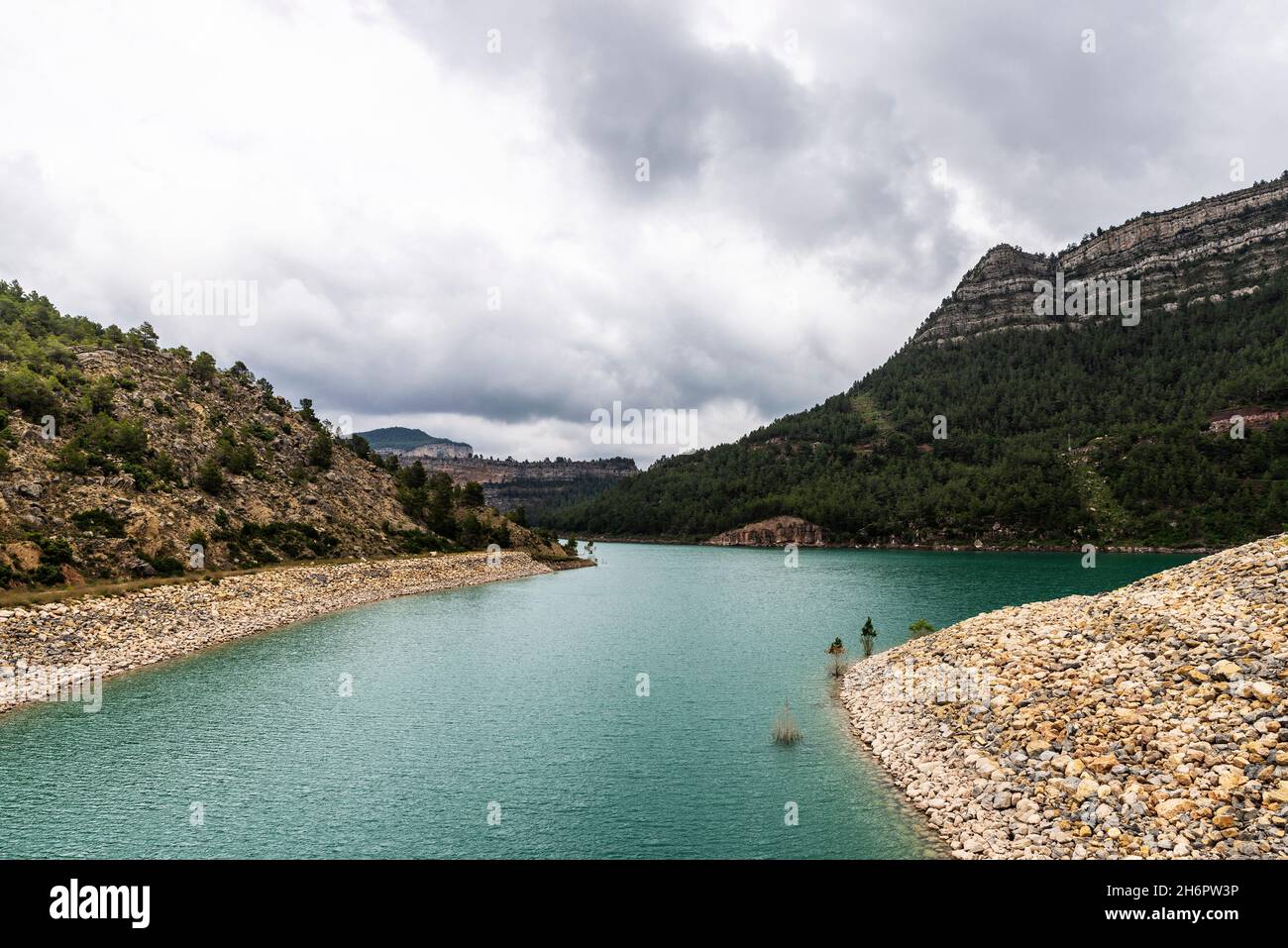 Acque calme sul bacino idrico di Arenos a Puebla de Arenoso e Montanejos, Castellon, Terra di Valencia, Spagna Foto Stock