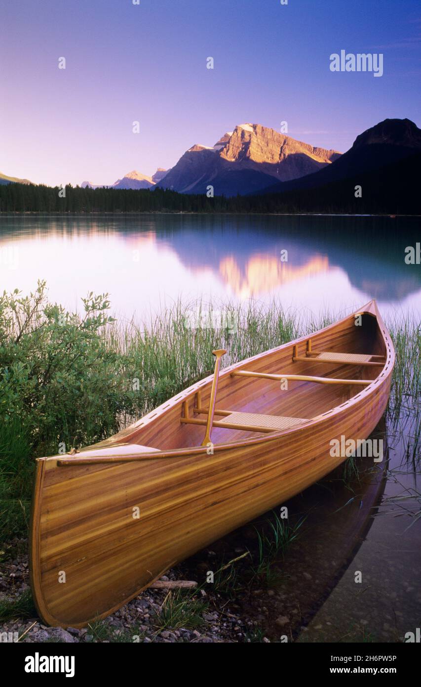 Cedar Strip Canoe a Upper Waterfowl Lake, Banff National Park, Alberta, Canada Foto Stock