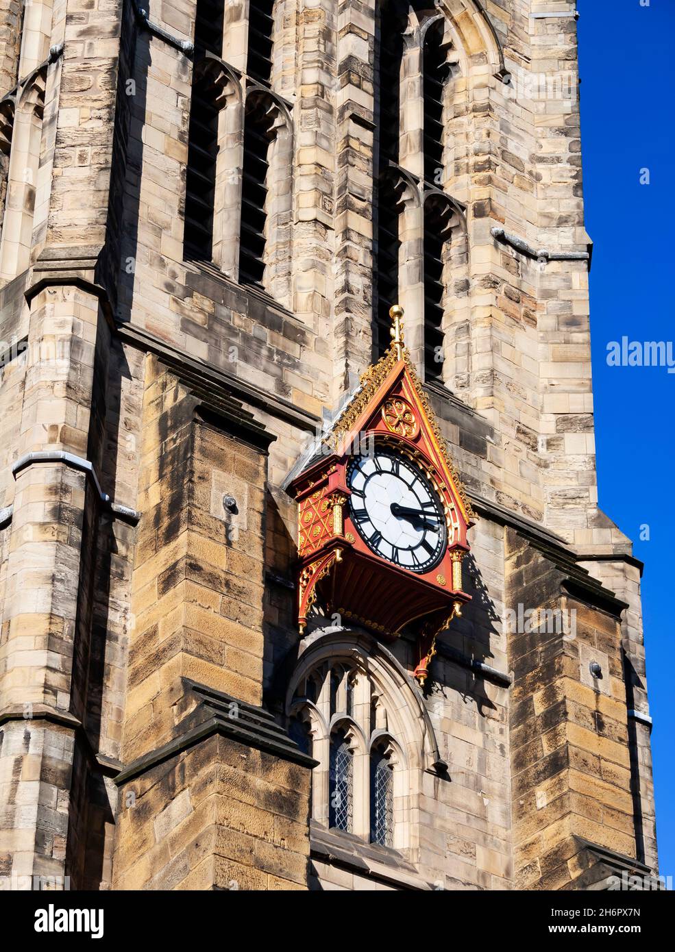 Primo piano dell'orologio sulla torre lanterna della Cattedrale di San Nicola di Newcastle Foto Stock