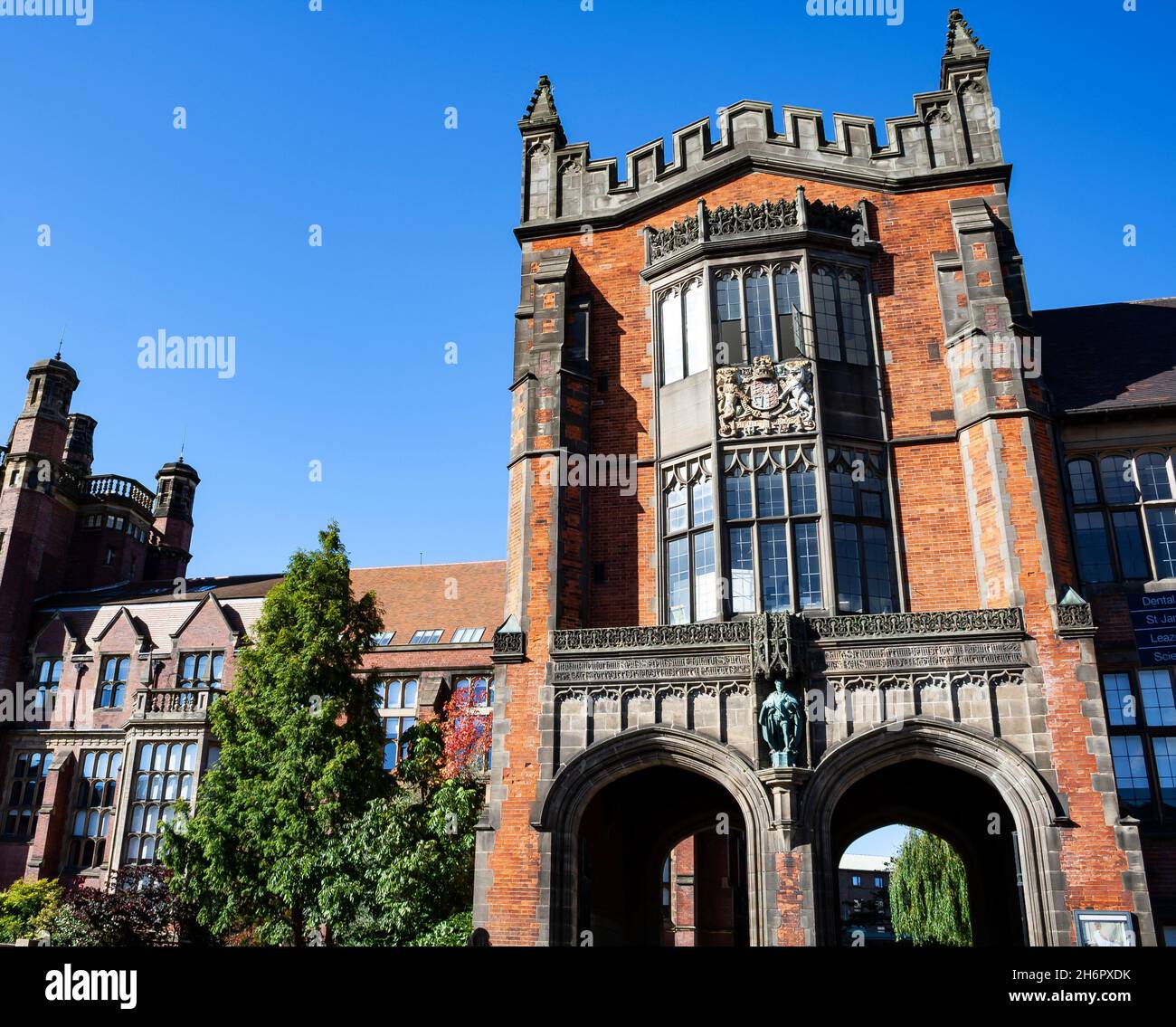 Il palazzo del re Edoardo VII dell'Università di Newcastle in una giornata di sole Foto Stock
