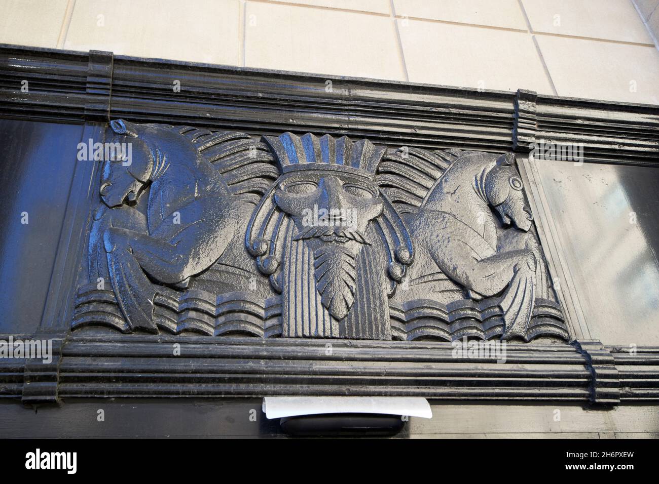 Rilievo dettaglio su Walker casa scambio edificio bandiere nelson monumento Liverpool merseyside regno unito Foto Stock