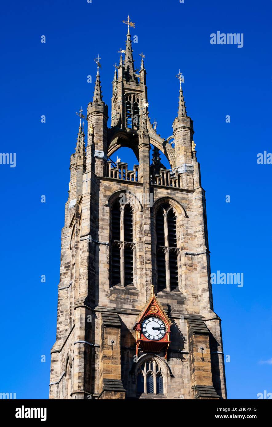 La torre lanterna della Cattedrale di Newcastle di San Nicola in una bella giornata di sole Foto Stock