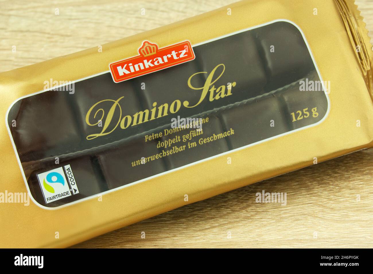 Amburgo, Germania - Novembre 17 2021: Kinkartz Domino Star Dominosteine Fairtrade Cocoa auf Holz Foto Stock