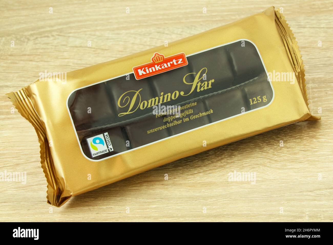 Amburgo, Germania - Novembre 17 2021: Kinkartz Domino Star Dominosteine Fairtrade Cocoa auf Holz Foto Stock