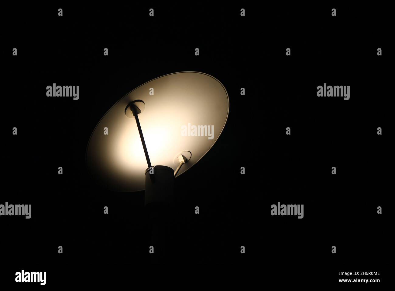 Le ombre delle luci di una lampada di design durante la notte sulla strada Foto Stock