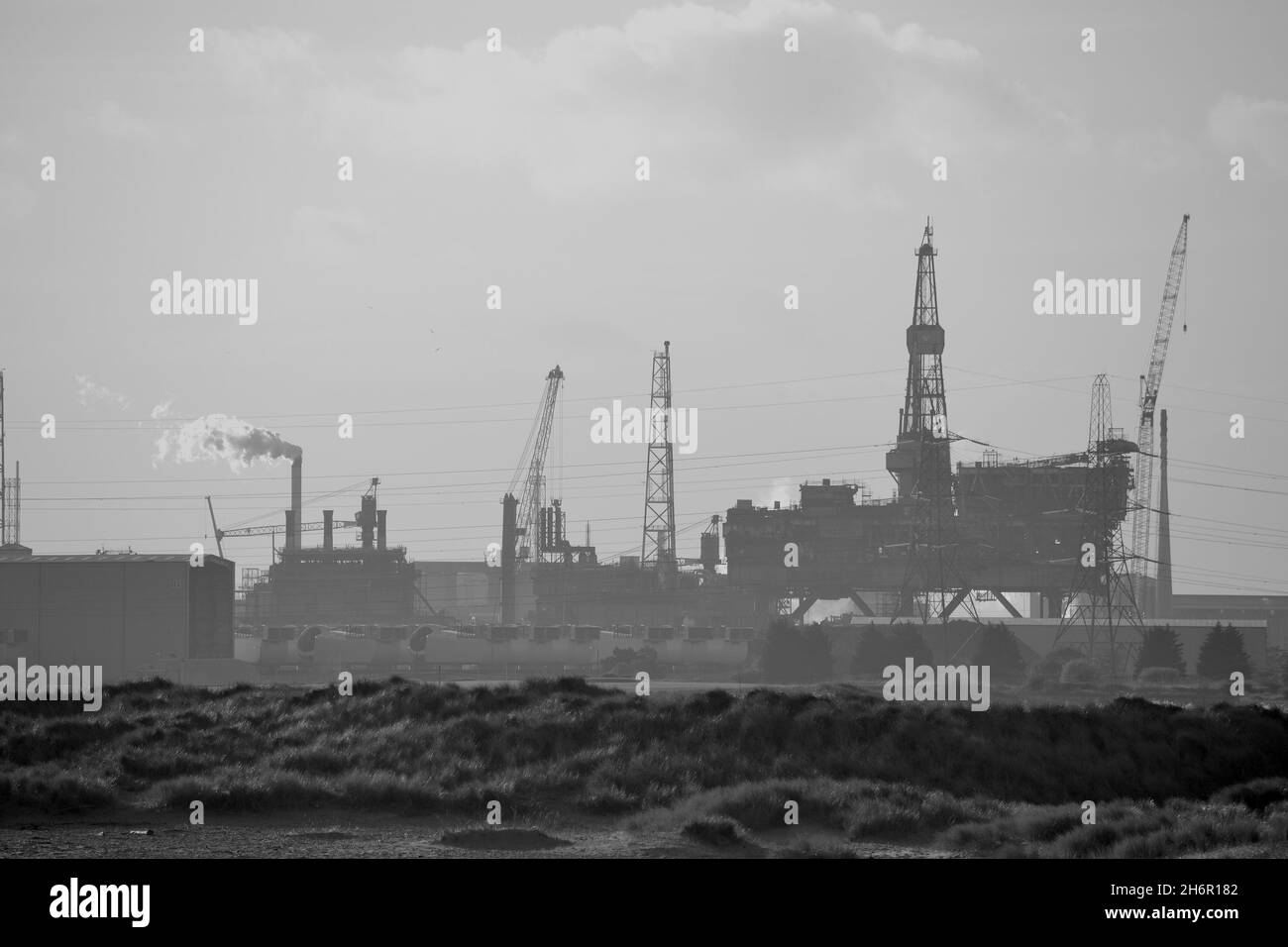 Immagine in bianco e nero dell'ex carro petrolifero Brent-Alpha di proprietà di Shell/esso, smantellato al porto di Aable Seaton, Teesside Freeport, Hartlepool, Regno Unito. Foto Stock