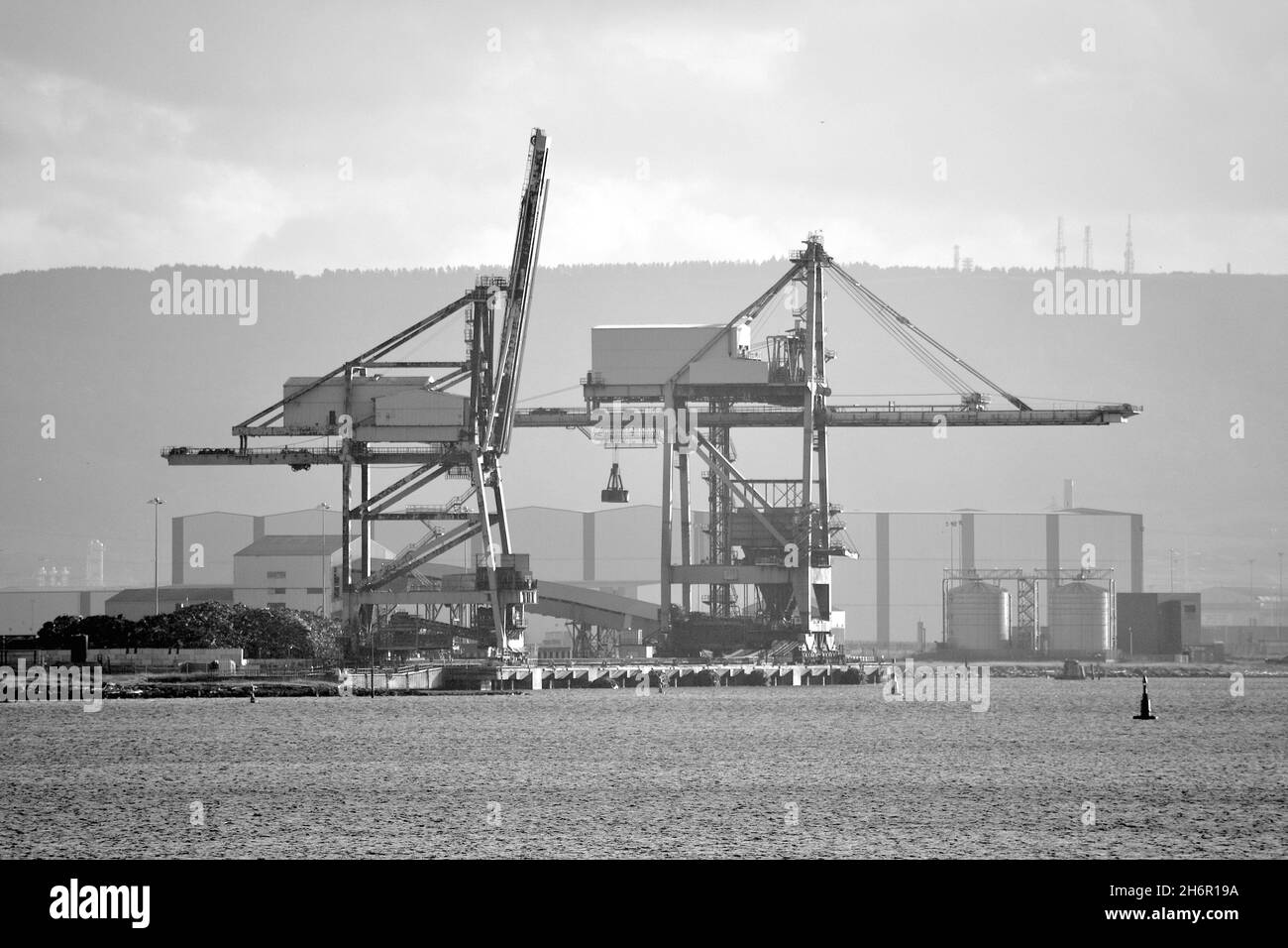 Immagine in bianco e nero che mostra le gru presso il sito Teesside Freeport di PD Port sulla riva sud del fiume Tees nell'estuario del Tees, Inghilterra nord-orientale Regno Unito. Foto Stock