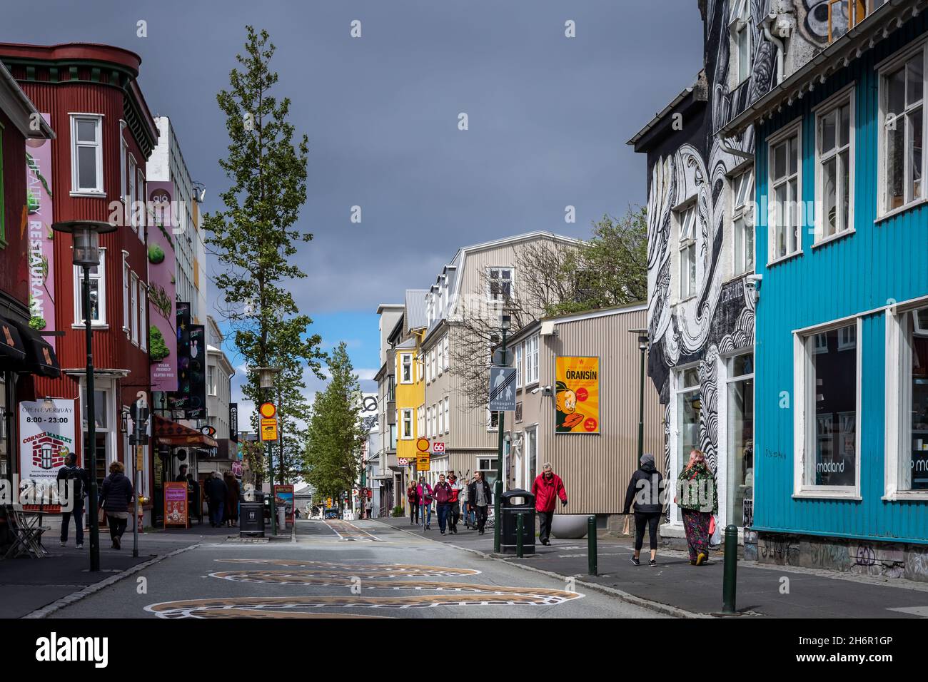 Reykjavik, Islanda - 12 2021 giugno: Case colorate in via Laugavegur nel centro di Reykjavik. Persone che camminano lungo la strada. Foto Stock