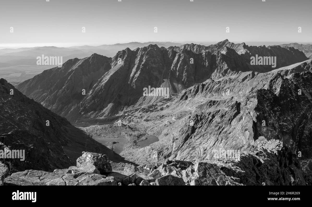 Alti Tatra - Slovacchia - lo sguardo ai laghi di Zabie plesa con le cime di Satana e Krivan sullo sfondo dal picco di Rysy. Foto Stock