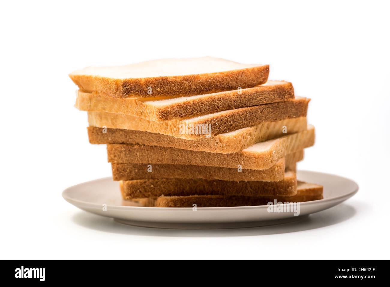 Impilare le fette di pane tostato per tostare in un piatto isolato su sfondo bianco con percorso di taglio incluso Foto Stock