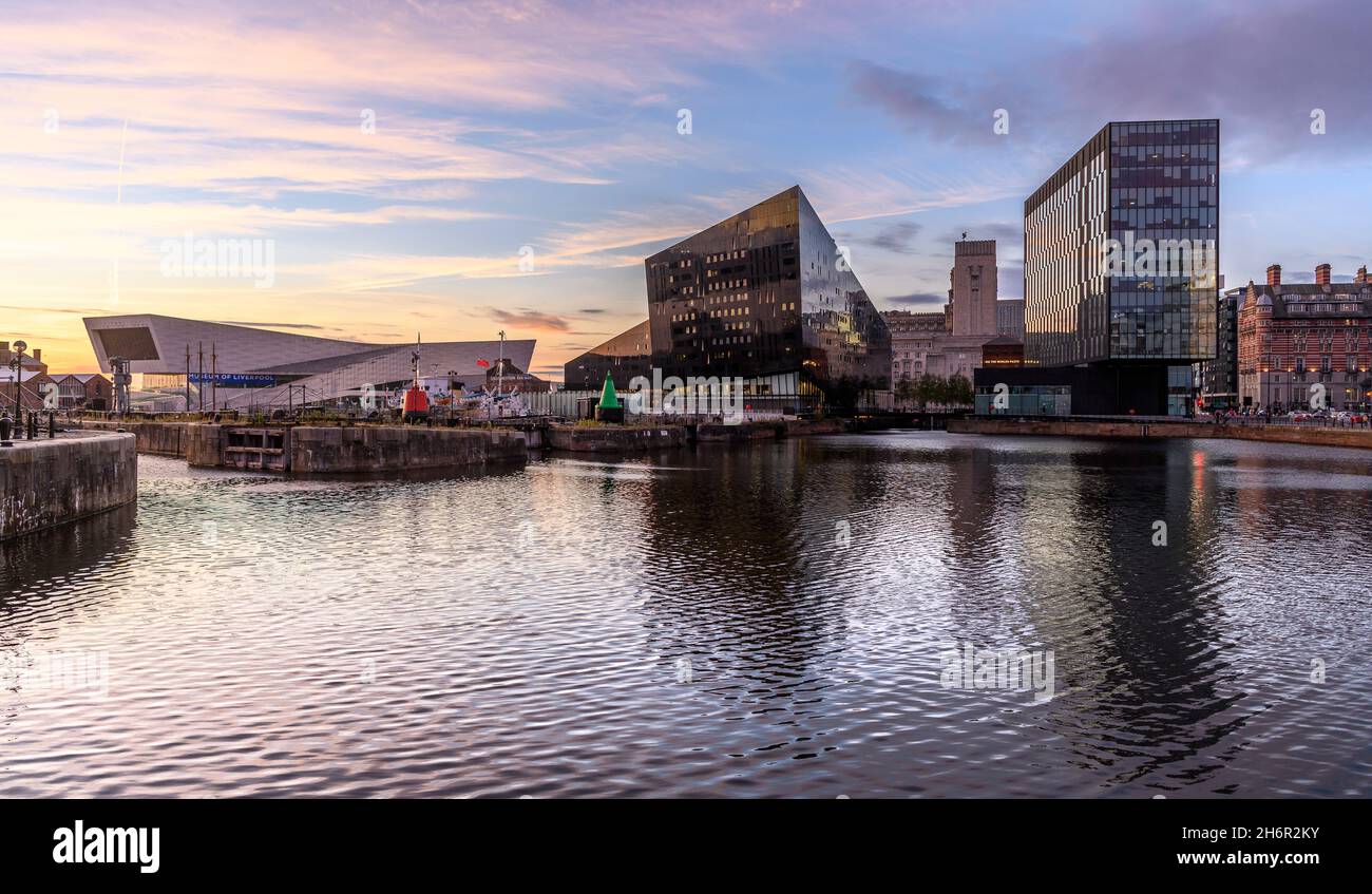 Prima serata con i drammatici, funky, nuovi edifici a Liverpool uno riflesso in Canning Dock presso lo storico Albert Dock di Liverpool. Foto Stock