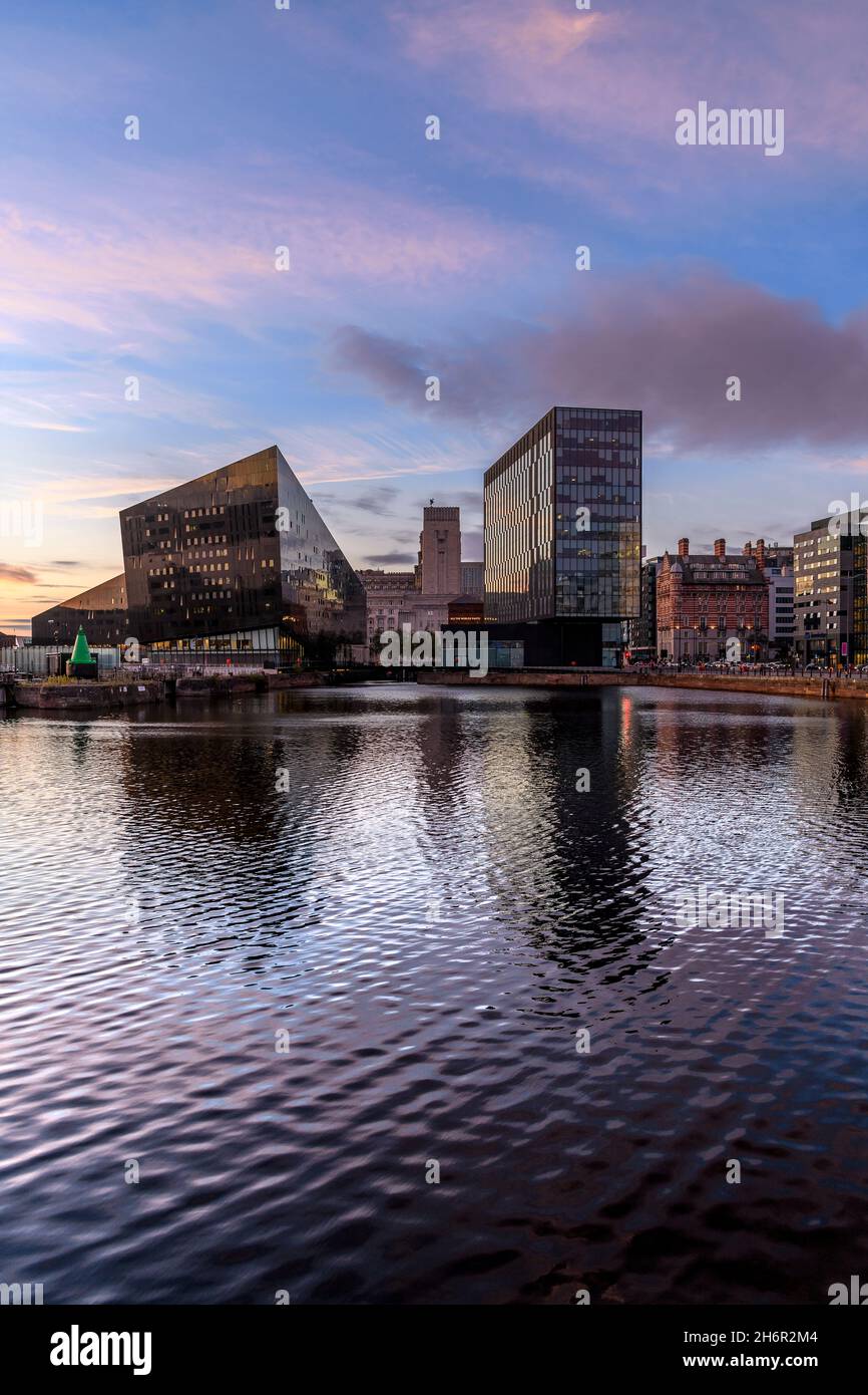Prima serata con i drammatici, funky, nuovi edifici a Liverpool uno riflesso in Canning Dock presso lo storico Albert Dock di Liverpool. Foto Stock