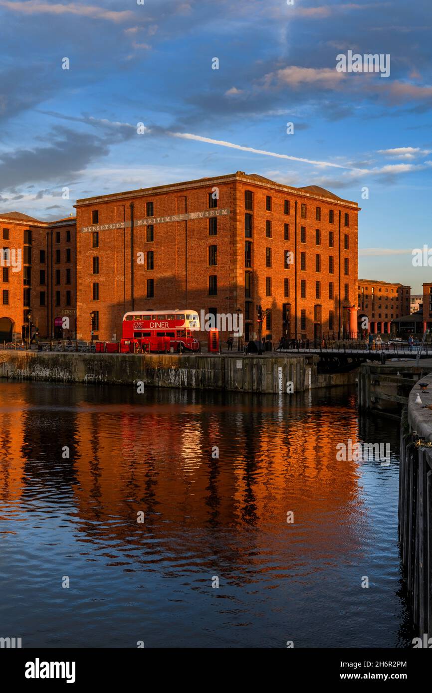 Lo splendido Royal Albert Docks sul lungomare storico di Liverpool. Foto Stock