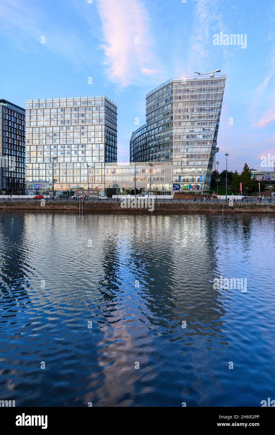 Prima serata con i drammatici, funky, nuovi edifici a Liverpool uno riflesso in Canning Dock presso lo storico Albert Dock di Liverpool. Foto Stock