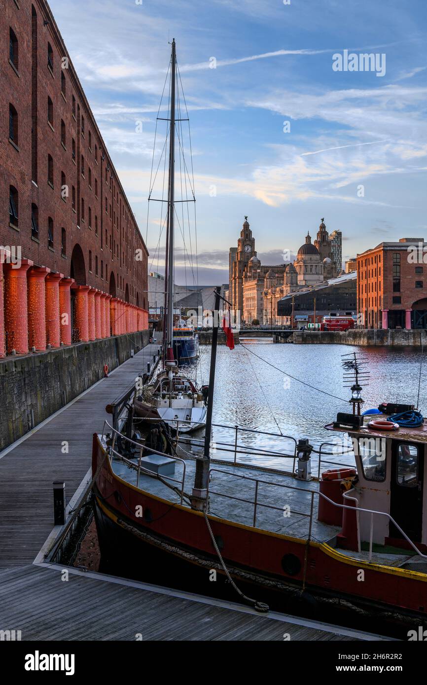 Lo splendido Royal Albert Docks sul lungomare storico di Liverpool. Foto Stock