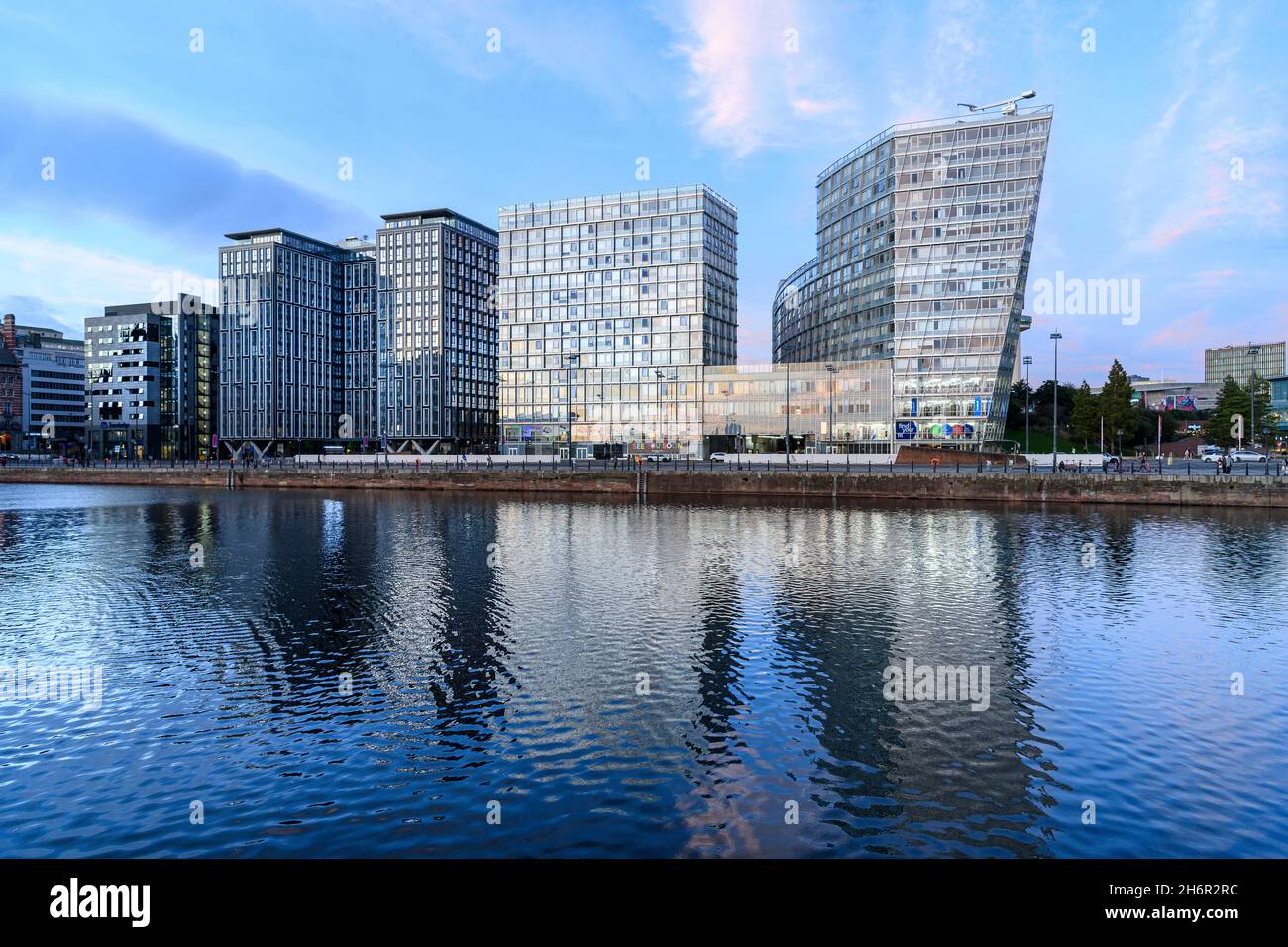Prima serata con i drammatici, funky, nuovi edifici a Liverpool uno riflesso in Canning Dock presso lo storico Albert Dock di Liverpool. Foto Stock