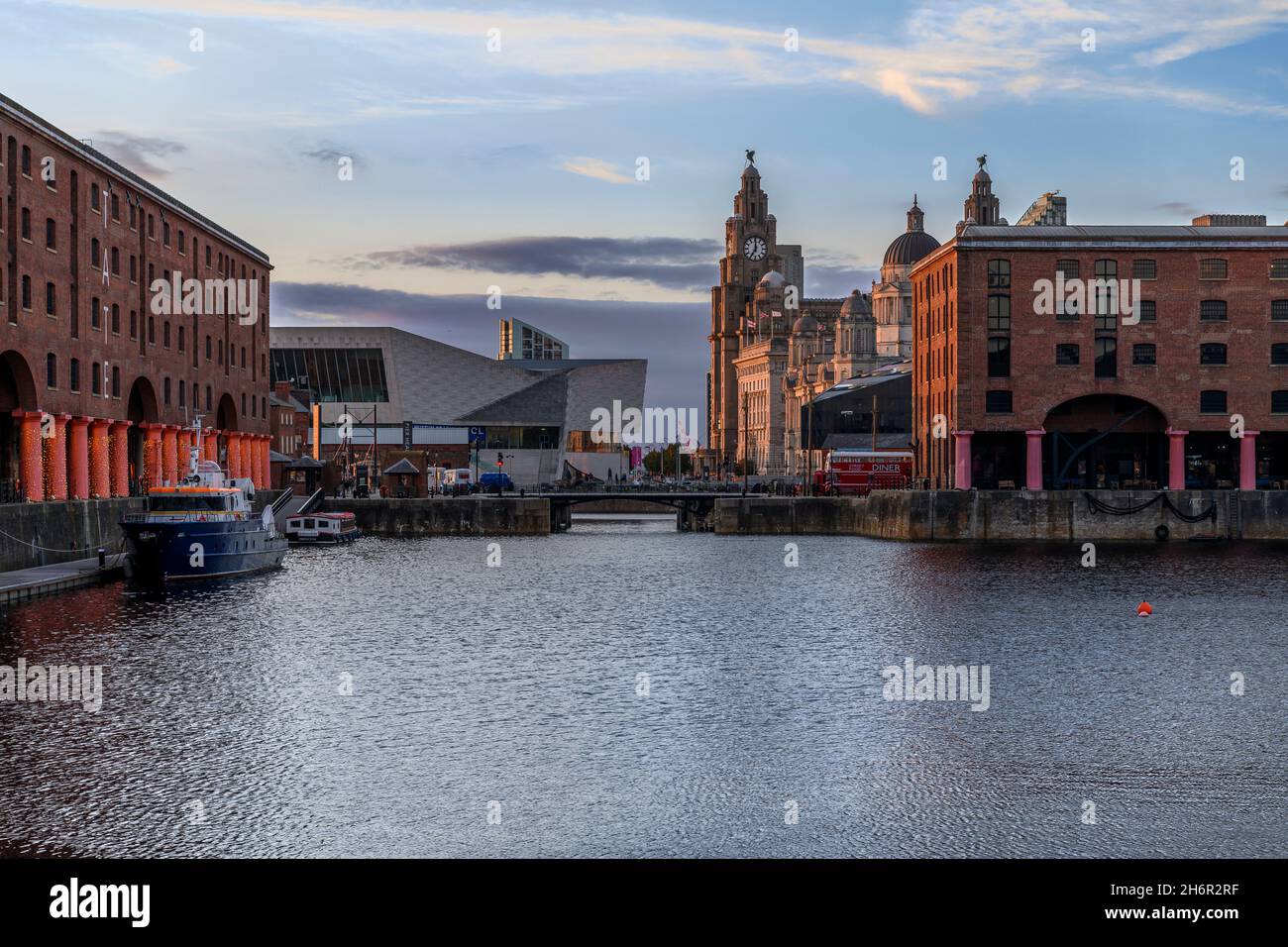 Lo splendido Royal Albert Docks sul lungomare storico di Liverpool. Foto Stock
