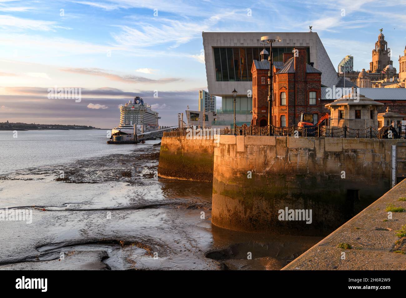 Lo splendido Royal Albert Docks sul lungomare storico di Liverpool. Foto Stock