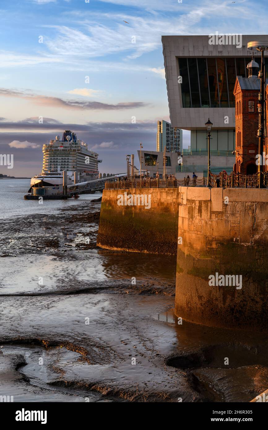 Lo splendido Royal Albert Docks sul lungomare storico di Liverpool. Foto Stock