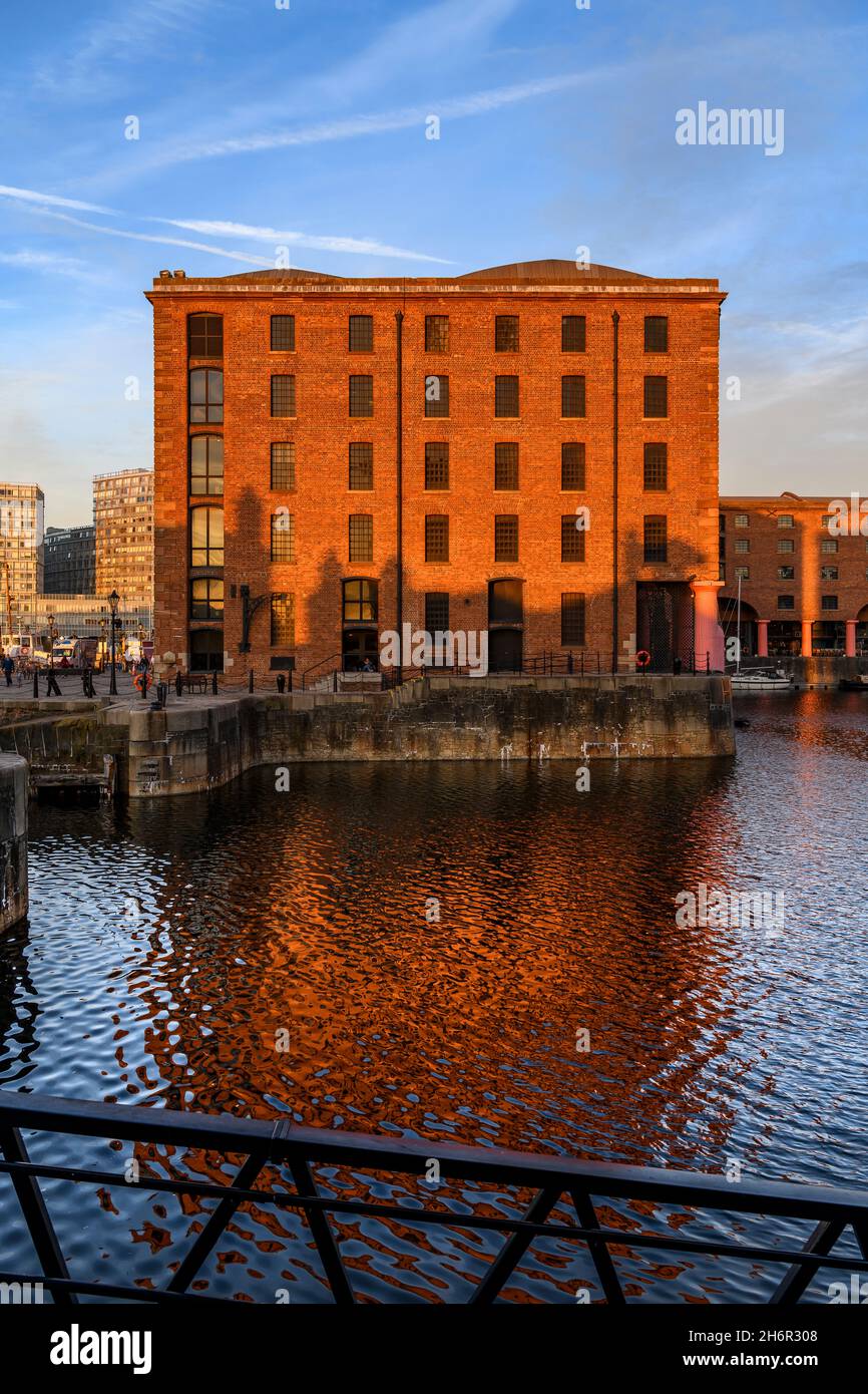 Lo splendido Royal Albert Docks sul lungomare storico di Liverpool. Foto Stock