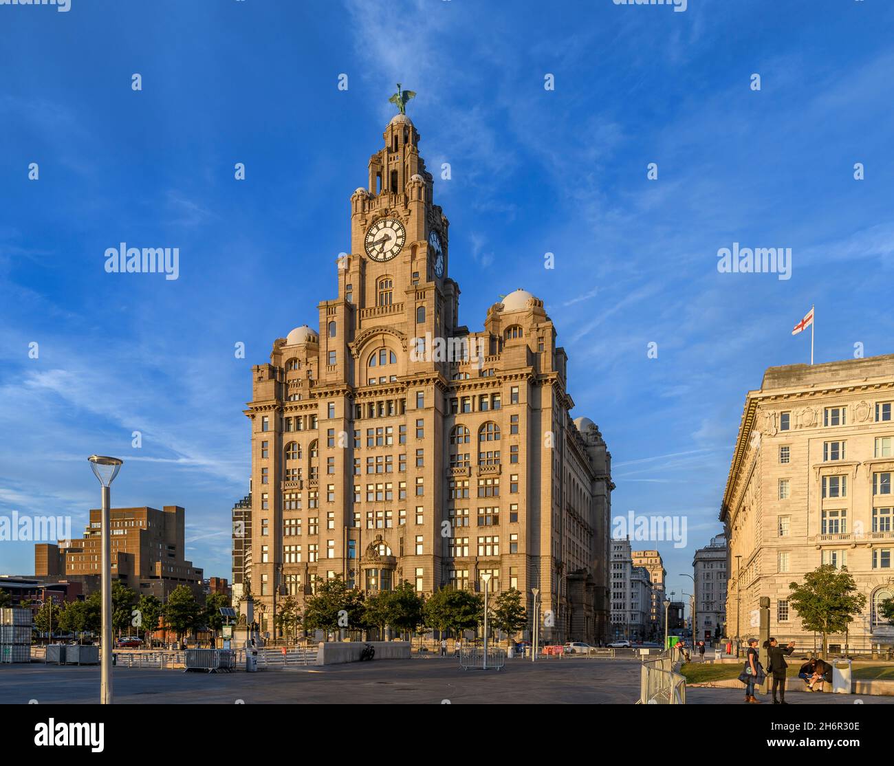 Prima serata al Liver Building sullo storico lungomare di Liverpool. Gli uccelli del fegato in cima sono l'altezza di un autobus a due piani! Foto Stock