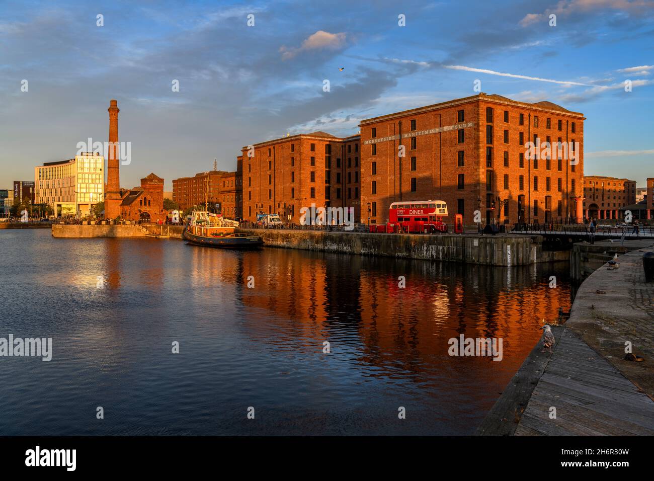 Lo splendido Royal Albert Docks sul lungomare storico di Liverpool. Foto Stock