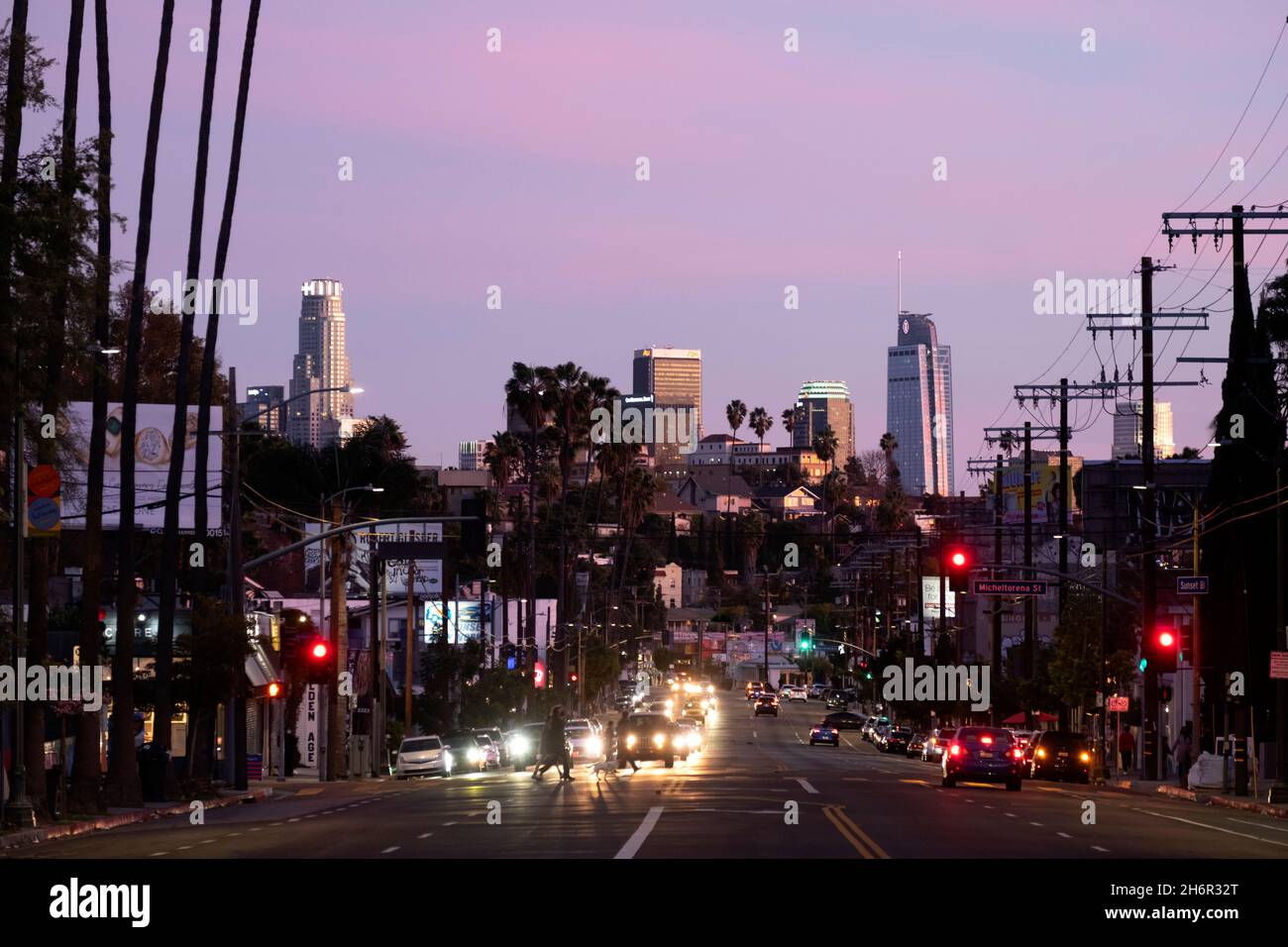 Cielo rosa crepuscolo che si affaccia su Sunset Boulevard a Silver Lake verso il quartiere di Echo Park e il centro di Los Angeles Foto Stock